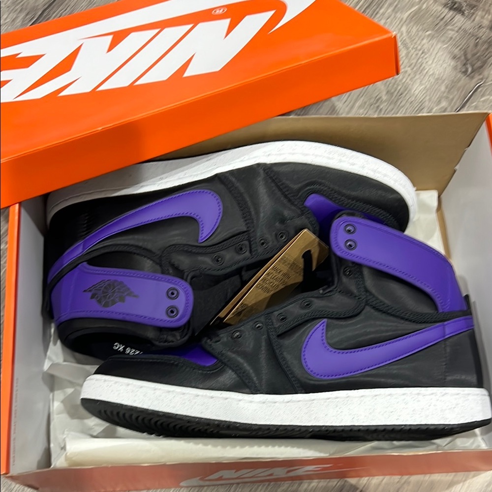 Nike High-Top Sneakers - Black and Purple